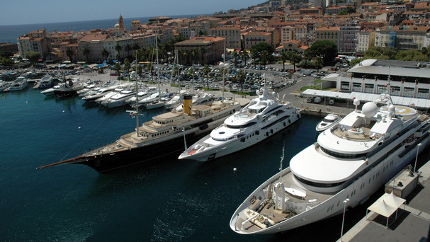 Notre Quai d'Honneur permet de recevoir les plus beaux yachts du monde