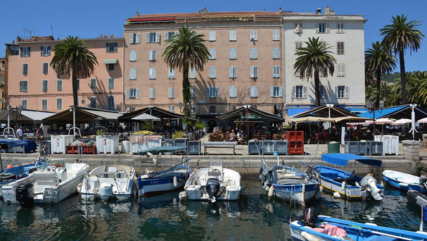 Terrasses au soleil sur le vieux port