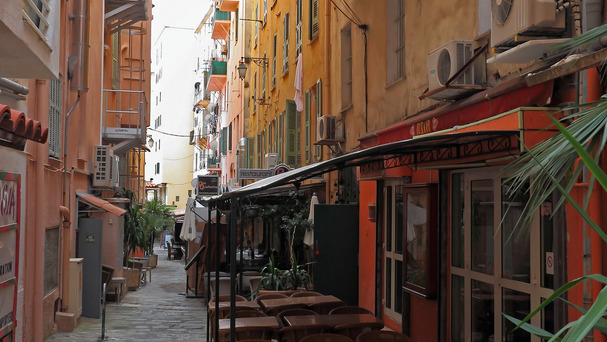 Promenade dans les rues étroites de la vieille ville